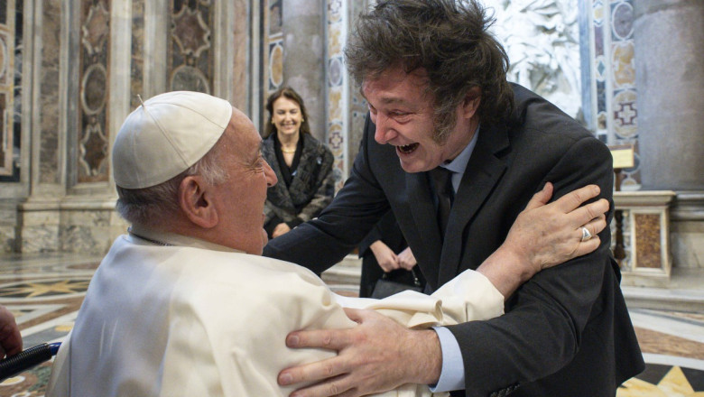 Javier Milei s-a intalnit pentru prima oara cu Papa Francisc, pe care l-a numit in trecut „imbecil care promoveaza comunismul”  Imagine