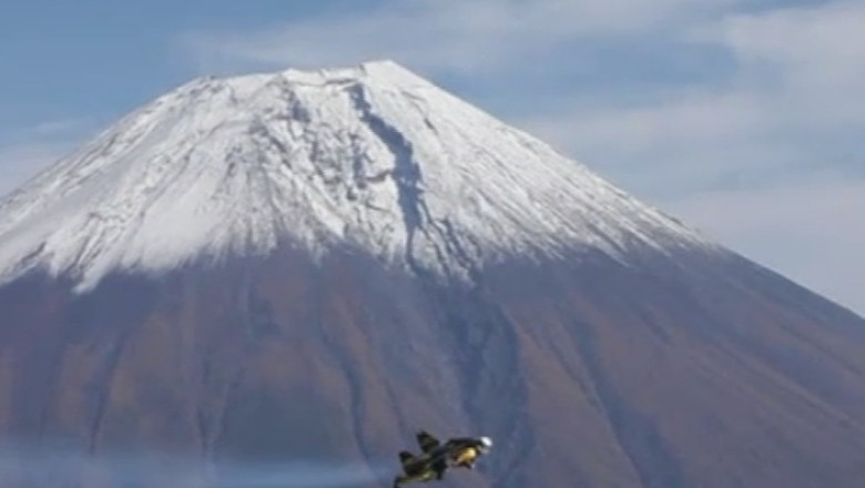 Jetman vs Fuji. Cascadorul elvetian Yves Rossy a survolat muntele sacru al japonezilor Imagine
