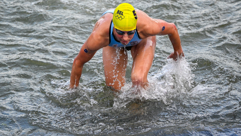 JO 2024: O participanta la triatlon a fost spitalizata cu E.Coli dupa ce a inotat in Sena Imagine
