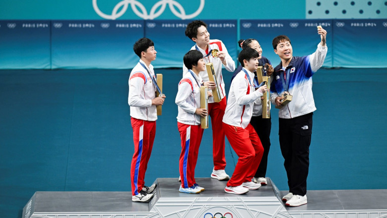 JO 2024: Selfie istoric pe podium, la Paris. Sportivii nord-coreeni si sud-coreeni s-au fotografiat impreuna Imagine