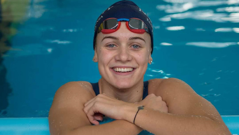 JO Paris 2024. O inotatoare a lesinat la iesirea din bazin, la finalul cursei pe care tocmai o terminase Imagine