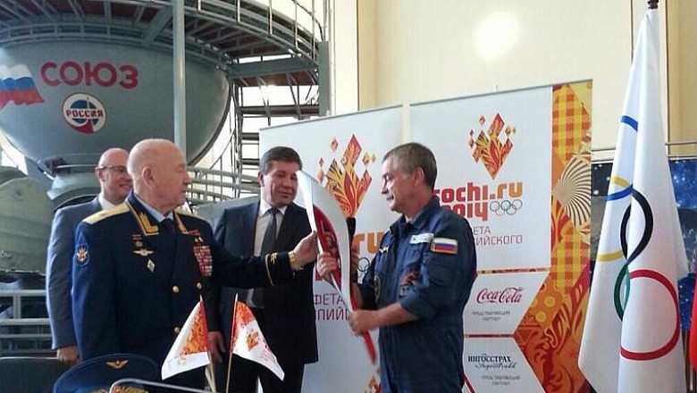 JO Soci 2014. Torta olimpica paraseste Terra: Cosmonautii rusi poarta simbolul pana pe Statia Spatiala Internationala Imagine