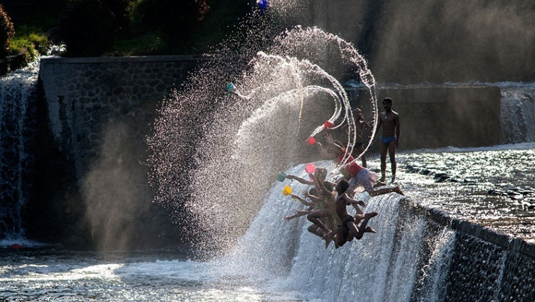 Joaca pe glob, ilustrata in fotografii Imagine