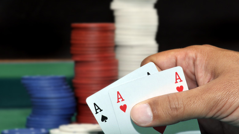 Jocuri ilegale de poker in Bucuresti si Ilfov. Taxa de participare ajungea pana la 1.500 de lei Imagine