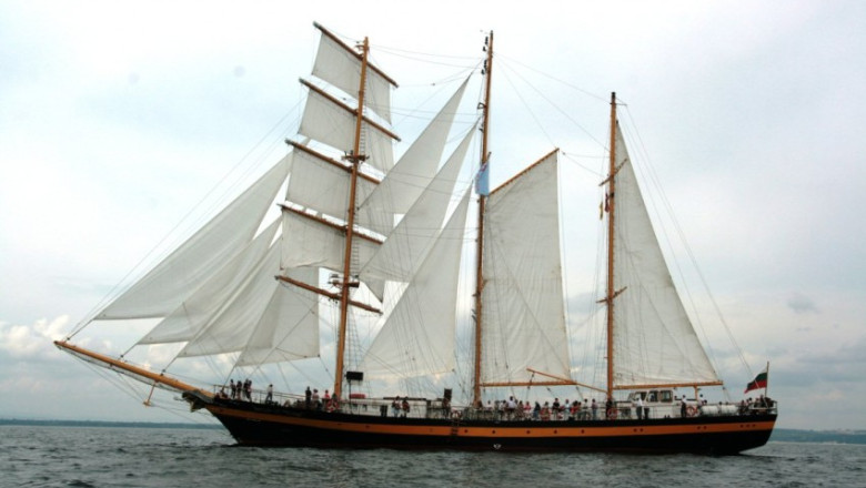 Jocuri si parade marinaresti. Parada echipajelor participante la regata a fost urmarita cu mare interes  Imagine