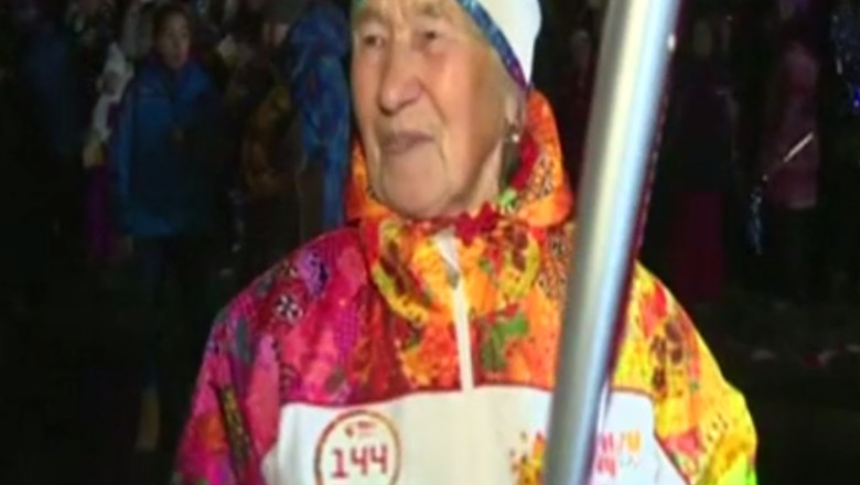 Jocurile Olimpice de la Soci. Bunica artista a purtat torta olimpica Imagine