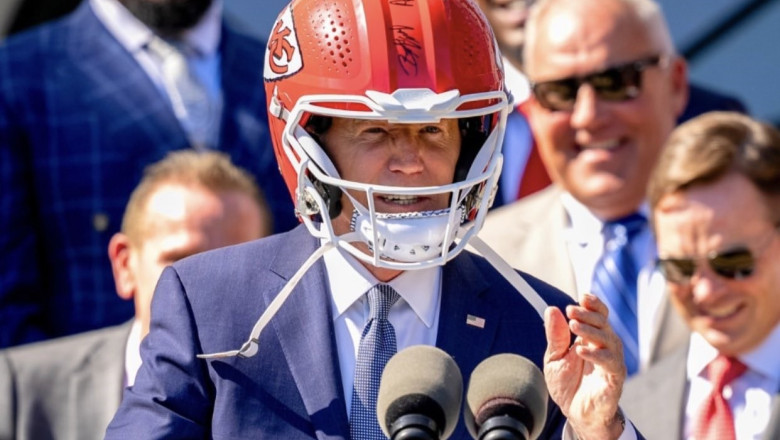 Joe Biden a primit cadou casca echipei Kansas City Chiefs: "Sa castigi de doua ori la rand... Imi place asta" Imagine