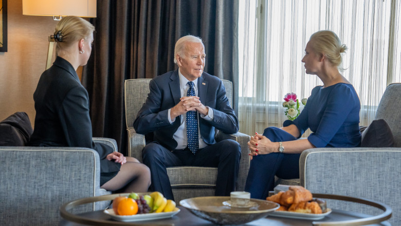 Joe Biden s-a intalnit cu vaduva lui Aleksei Navalnii. Iulia Navalnaia a fost insotita de fiica ei, Daria  Imagine