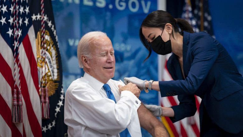 Joe Biden s-a vaccinat impotriva COVID-19 cu o varianta actualizata de vaccin Imagine