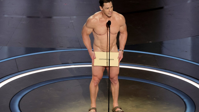 John Cena a urcat in pielea goala pe scena galei Oscar, ca sa anunte premiul pentru costume Imagine