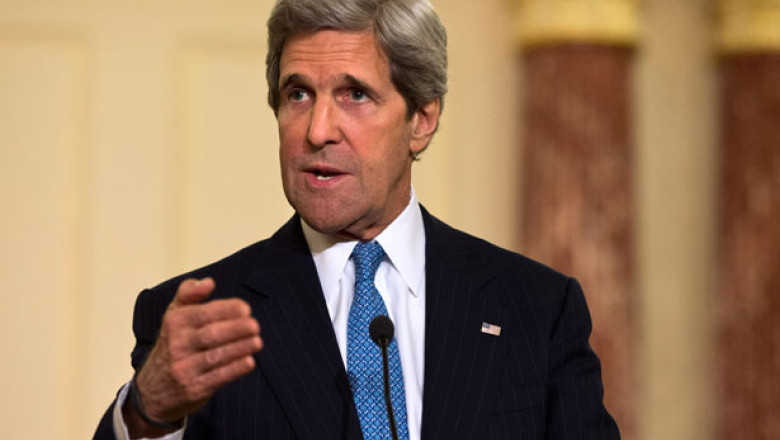 John Kerry, in Columbia. El a jucat volei militarii victime ale minelor anti-personal Imagine