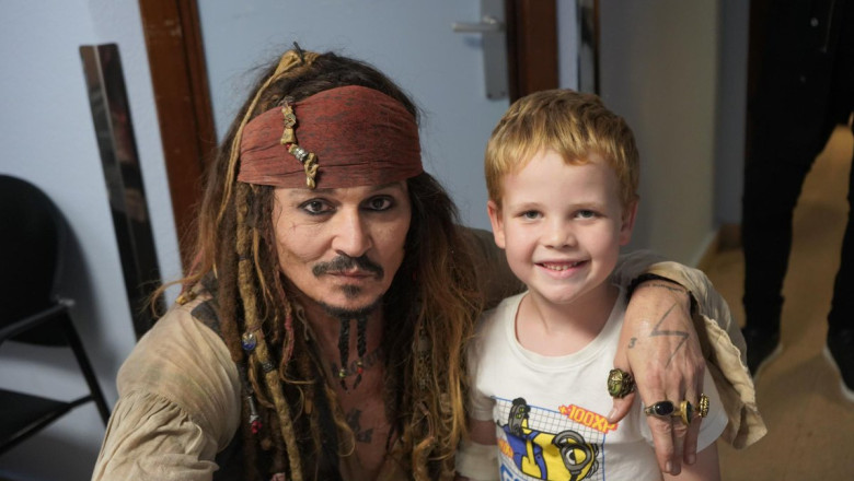 Johnny Depp, imbracat in costumul piratului Jack Sparrow, le-a facut o surpriza copiilor aflati intr-un spital din Spania Imagine