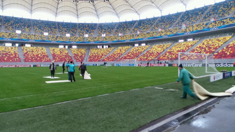 Jucatorii de la Chelsea, uimiti si amuzati. Apa de pe Arena Nationala, stransa cu buretele Imagine