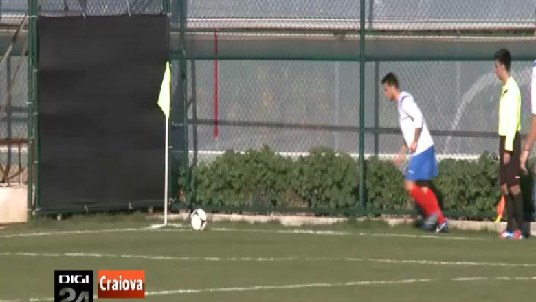 Jucatorii de la CS "U" Craiova isi spioneaza rivalii  Imagine