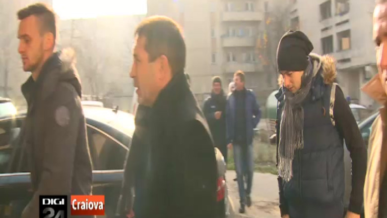 Jucatorii de la CS Universitatea Craiova au impartit cadouri   Imagine