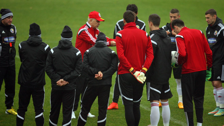 Jucatorii nationalei de fotbal, aflati in cantonament, au votat la Mogosoaia Imagine