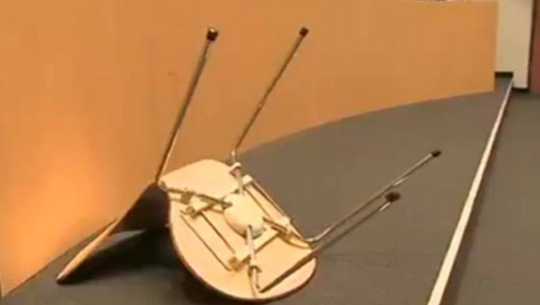 Judecatoare atacata cu un scaun Imagine