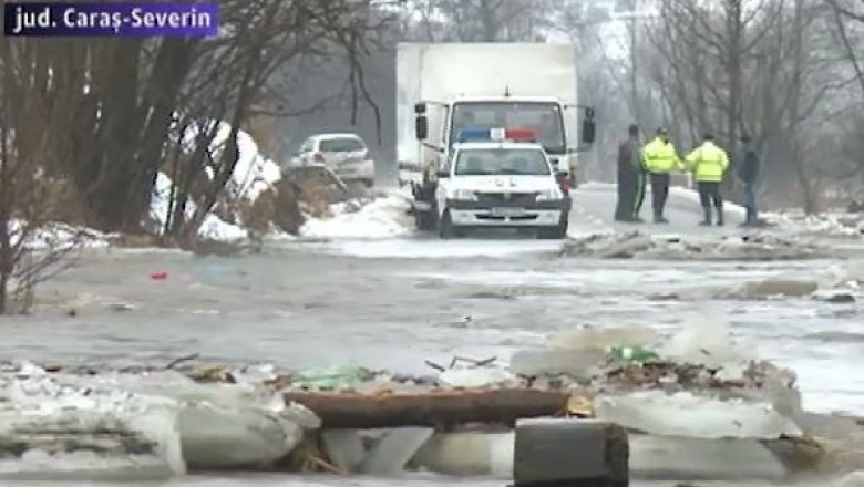 Judetul Caras-Severin: drum blocat de apa si sloiuri de gheata Imagine
