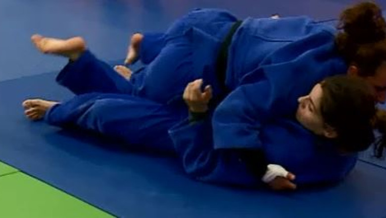 Judo. Una alba, alta neagra Imagine
