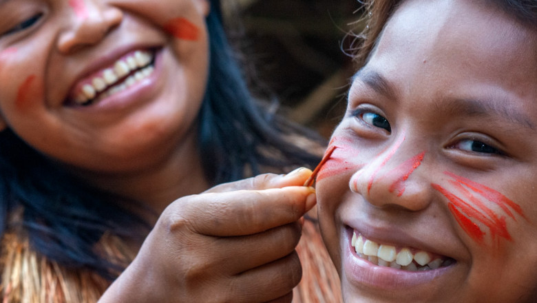 Jumatate dintre popoarele indigene izolate ale lumii risca sa dispara. Richard Gere: „Cat timp ii mai privim ca pe daune colaterale?” Imagine