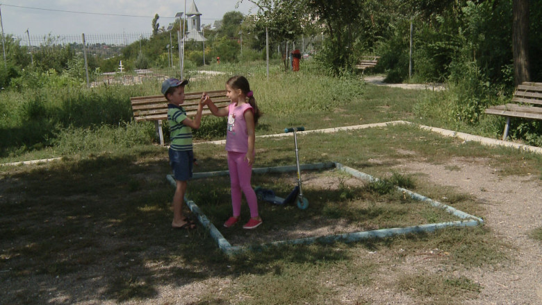 Jungla din parc. Vegetatia din parcul de la iesirea din Galati depaseste un metru Imagine
