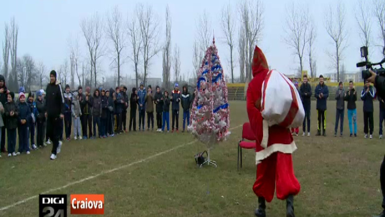Juniorii clubului Gaz Metan CFR Craiova, vizitati de Mos Craciun Imagine