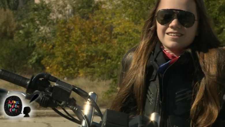 Jurnal pentru copii. O fetita de 9 ani conduce de 2 ani o motocicleta de oameni mari Imagine
