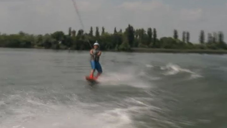 JURNAL PENTRU COPII. Wakeboard si ski nautic, doua distractii de vara pentru cei mici Imagine