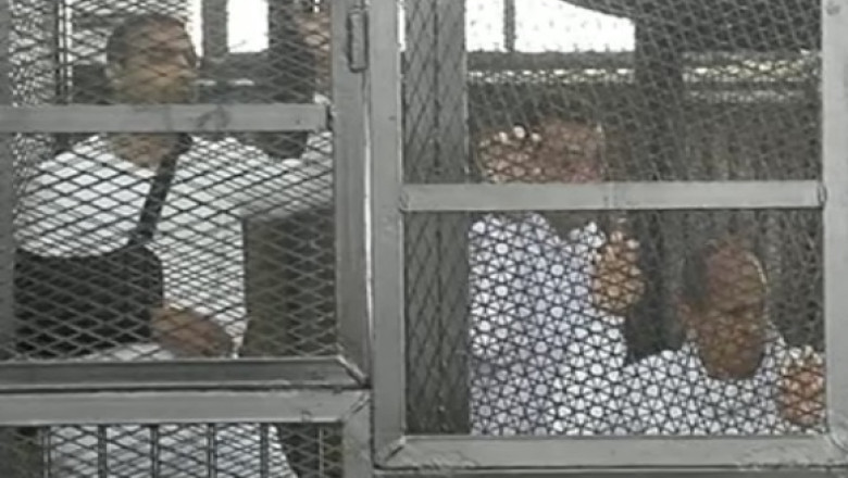 Jurnalisti inchisi in cusca la proces. Sase ziaristi Al-Jazeera sunt anchetati in Egipt pentru dezinformare Imagine