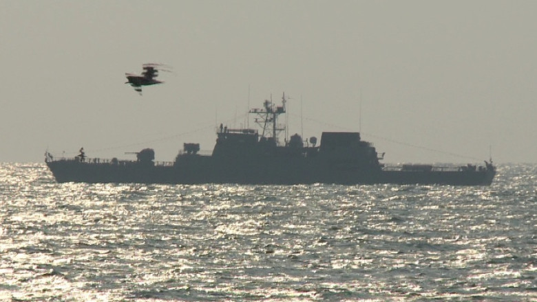 Jurnalistii, marinari pentru o zi. Cadetii si ziaristii din Constanta au tras la rame, umar la umar Imagine