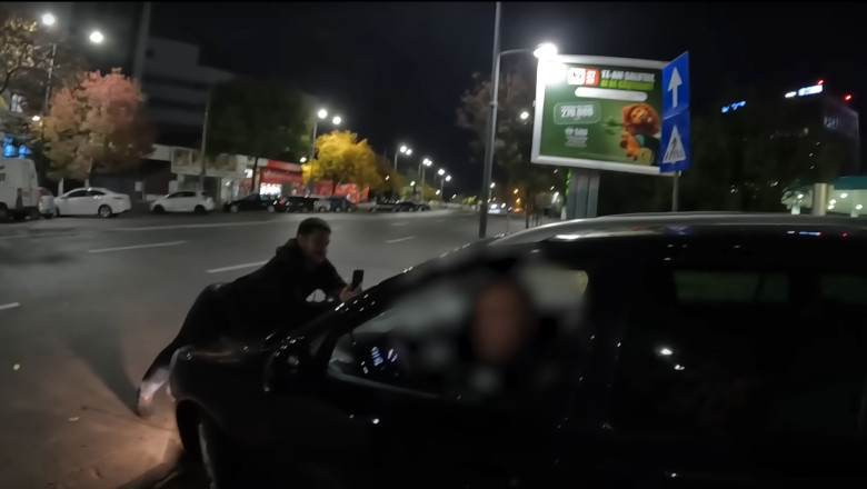 „Justitiarul de Berceni”, luat pe capota unei masini prin traficul aglomerat din Bucuresti. Soferul a fost arestat Imagine