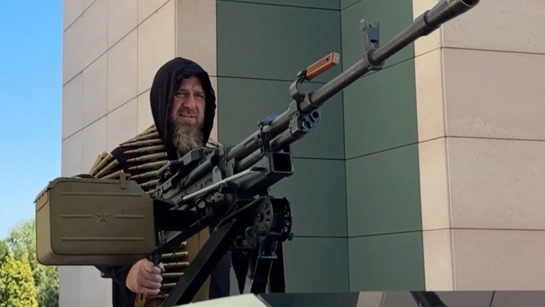 Kadirov promite telefoane iPhone 17 celor care vor manipula votul astfel incat Groznii sa apara pe bancnota de 500 de ruble Imagine