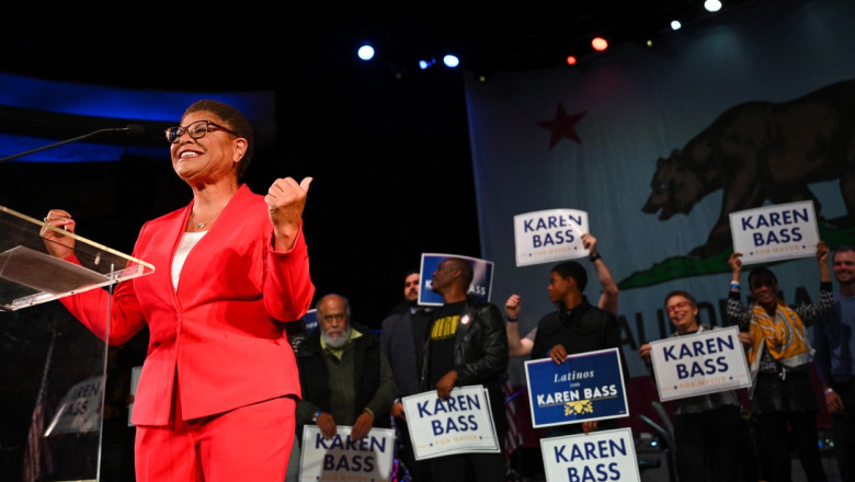 Karen Bass, prima femeie primar a orasului Los Angeles. L-a invins pe Rick Caruso care a scos din buzunar o suma uriasa pentru campanie Imagine