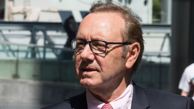 Kevin Spacey a fost achitat pentru toate acuzatiile de agresiune sexuala si viol. Actorul a inceput sa planga la citirea verdictului Imagine