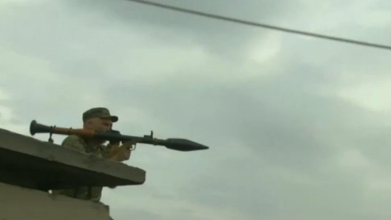 Kiev: Convoi cu refugiati din Lugansk, lovit de o racheta trasa de separatisti  Imagine