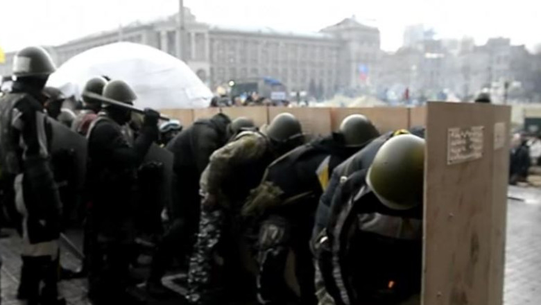 Kiev. Manifestantii pro-europeni se antreneaza pentru confruntarile cu politistii Imagine
