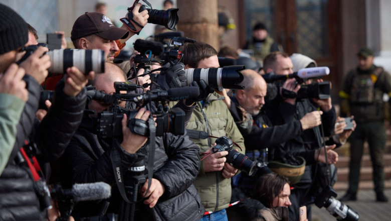Kievul retrage acreditarile mai multor jurnalisti occidentali, printre care corespondenti de la CNN si Sky News Imagine