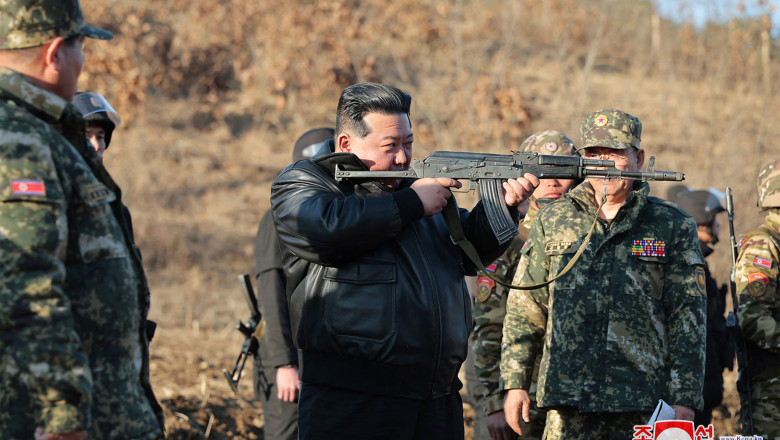 Kim Jong s-a pozat cu un Kalasnikov in maini in timpul unei inspectii la o baza de antrenament din Coreea de Nord Imagine
