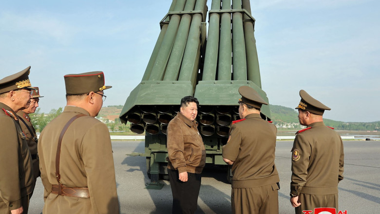 Kim Jong Un a testat din nou lansatorul de rachete multiple si a inspectat artileria nord-coreeana Imagine