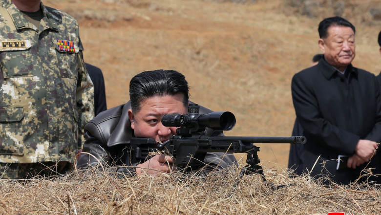 Kim Jong Un a testat o noua arma: o pusca de lunetist Imagine