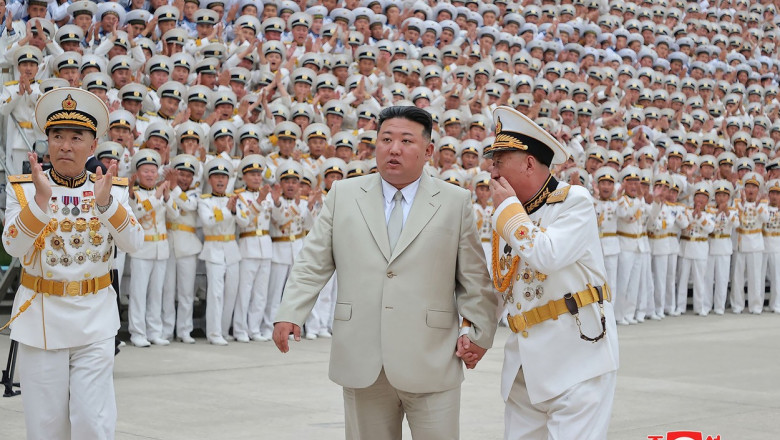 Kim Jong Un, cu generalii de mana la Ziua Marinei. Cum a aparut dictatorul nord-coreean la parada Imagine