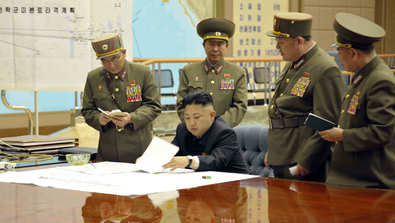 Kim Jong Un i-a trimis generali de rang inalt lui Putin. Soldatii nord-coreeni se chinuie sa invete termeni militari in rusa: „Foc” Imagine