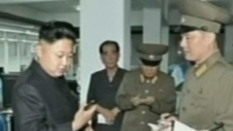 Kim Jong-un, in vizita la fabrica de telefoane mobile Imagine