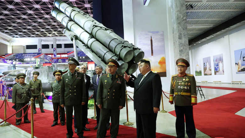Kim Jong Un l-a dus pe Soigu la o expozitie de armament, unde s-a laudat cu rachetele balistice interzise Imagine