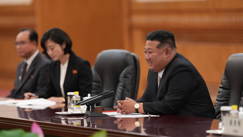 Kim Jong Un s-a afisat cu un ceas elvetian de lux la Beijing. Cat costa bijuteria de la mana dictatorului nord-coreean Imagine