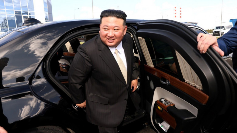 Kim Jong Un s-a plimbat cu limuzina primita de la Putin Imagine