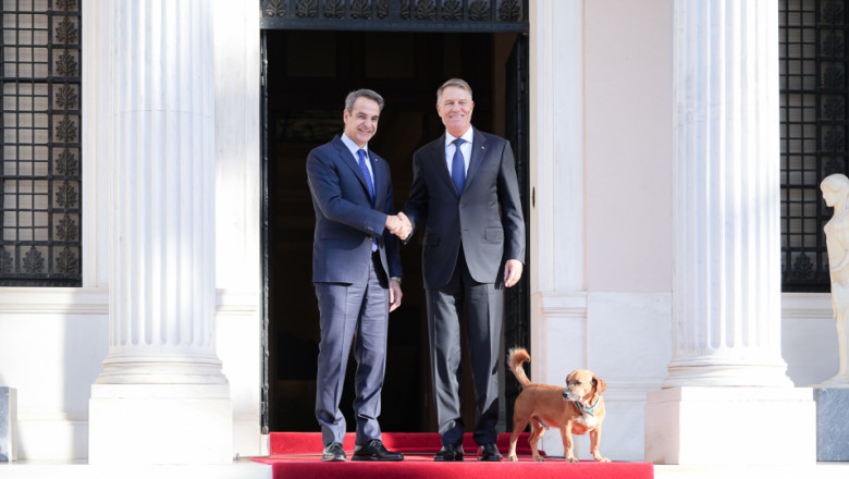 Klaus Iohannis a fost intampinat in Grecia de prim-ministrul Mitsotakis si de cainele sau „Peanut” Imagine