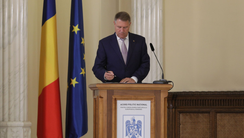 Klaus Iohannis a oferit sute de decoratii si medalii si a ridicat in grad peste 100 de generali SRI, SIE, SPP, STS si MApN Imagine