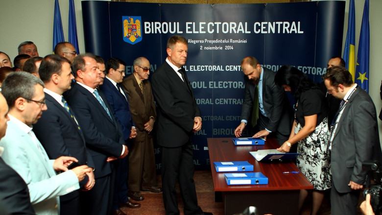 Klaus Iohannis si-a depus candidatura pentru prezidentiale la BEC, cu 2,2 milioane de semnaturi Imagine