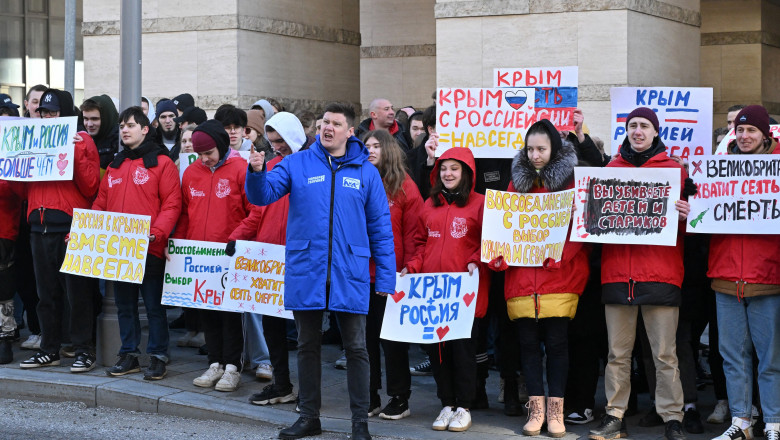 Kremlinul a adus „activisti” pro-razboi sa strige in fata ambasadelor tarilor occidentale la Moscova Imagine